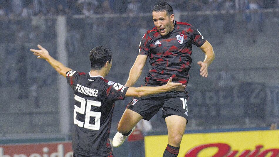 Nacho Fernández festeja el segundo gol de River con Camilo Mayada.
