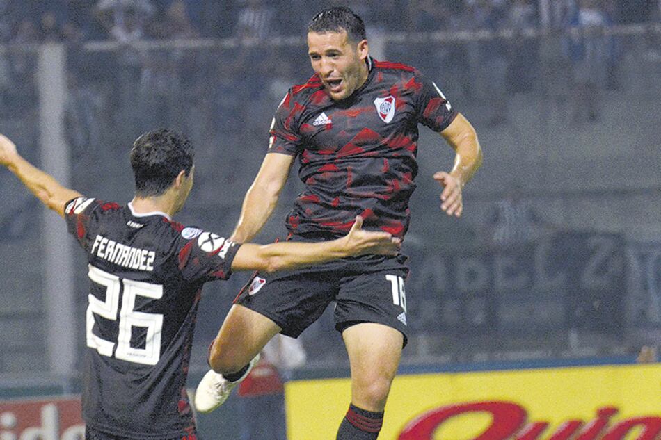 Nacho Fernández festeja el segundo gol de River con Camilo Mayada.