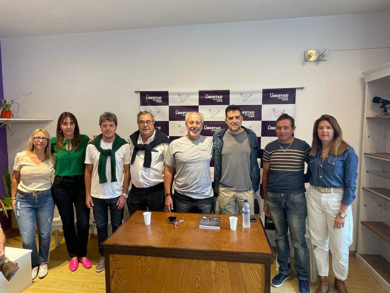  Alberto Pascual junto a la militancia de La Libertad Avanza en Junín. 