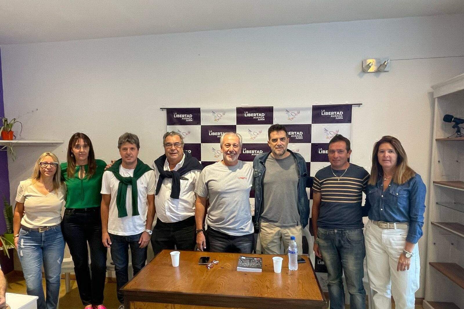 Alberto Pascual junto a la militancia de La Libertad Avanza en Junín.