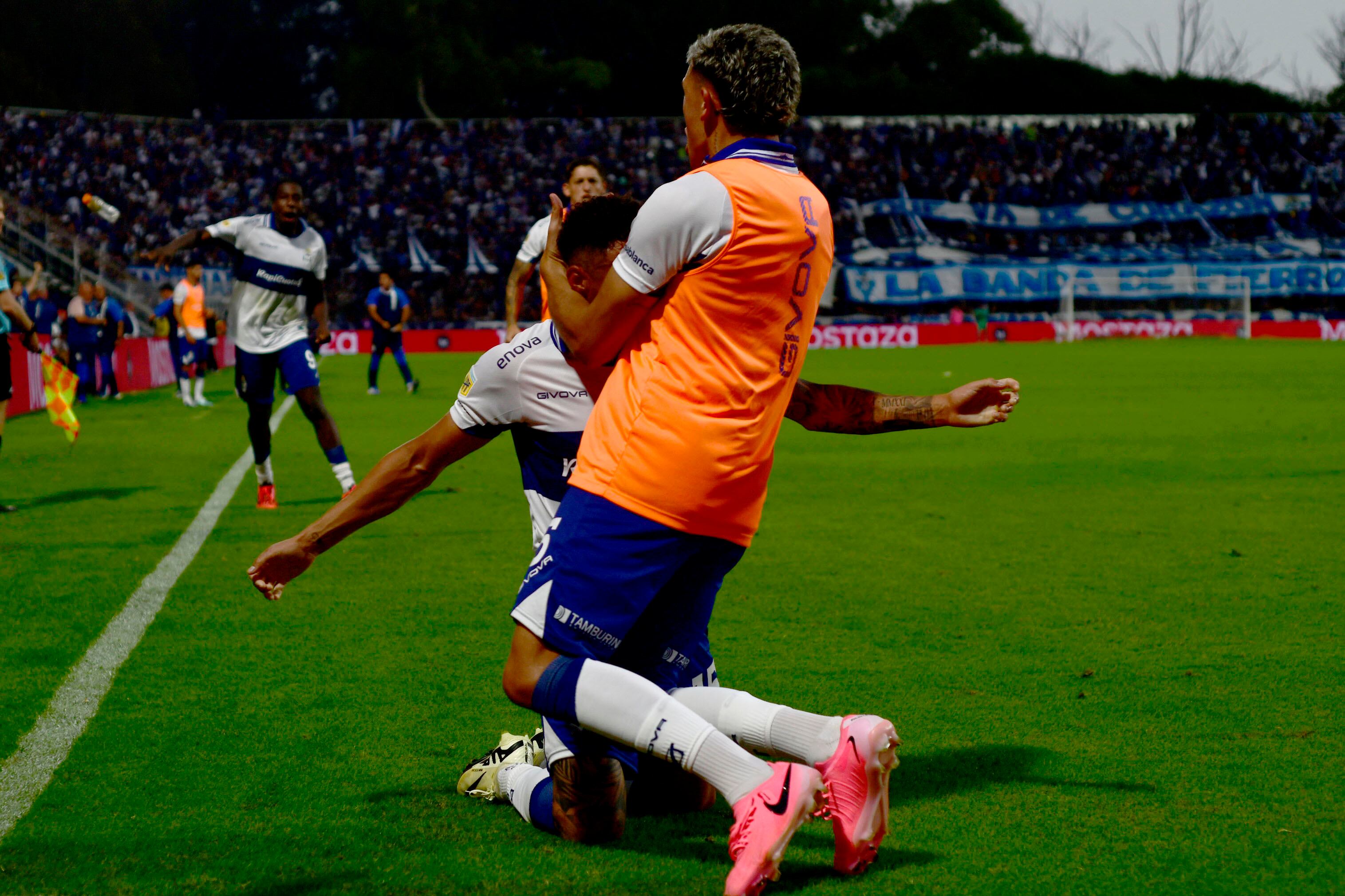 Garayalde festeja el agónico gol de la victoria en tiempo de descuento