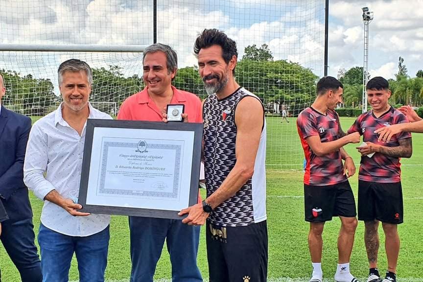 El diputado Leandro Busatto (a la izquierda) junto al DT Eduardo Domínguez. 