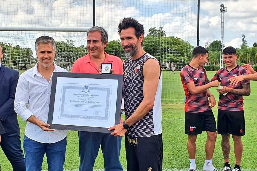 El diputado Leandro Busatto (a la izquierda) junto al DT Eduardo Domínguez.