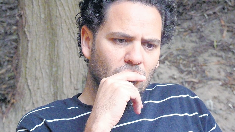 Fernando Alfón escribió Que nunca nos pase nada, Cuentos que caben en el umbral y La razón del estilo.