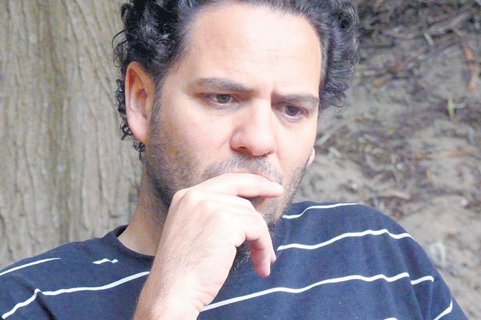 Fernando Alfón escribió Que nunca nos pase nada, Cuentos que caben en el umbral y La razón del estilo.