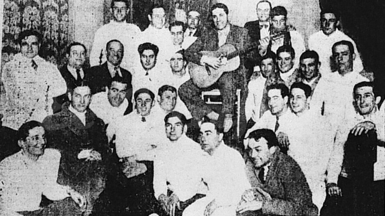Gardel en el medio del plantel que fue subcampeón mundial.
