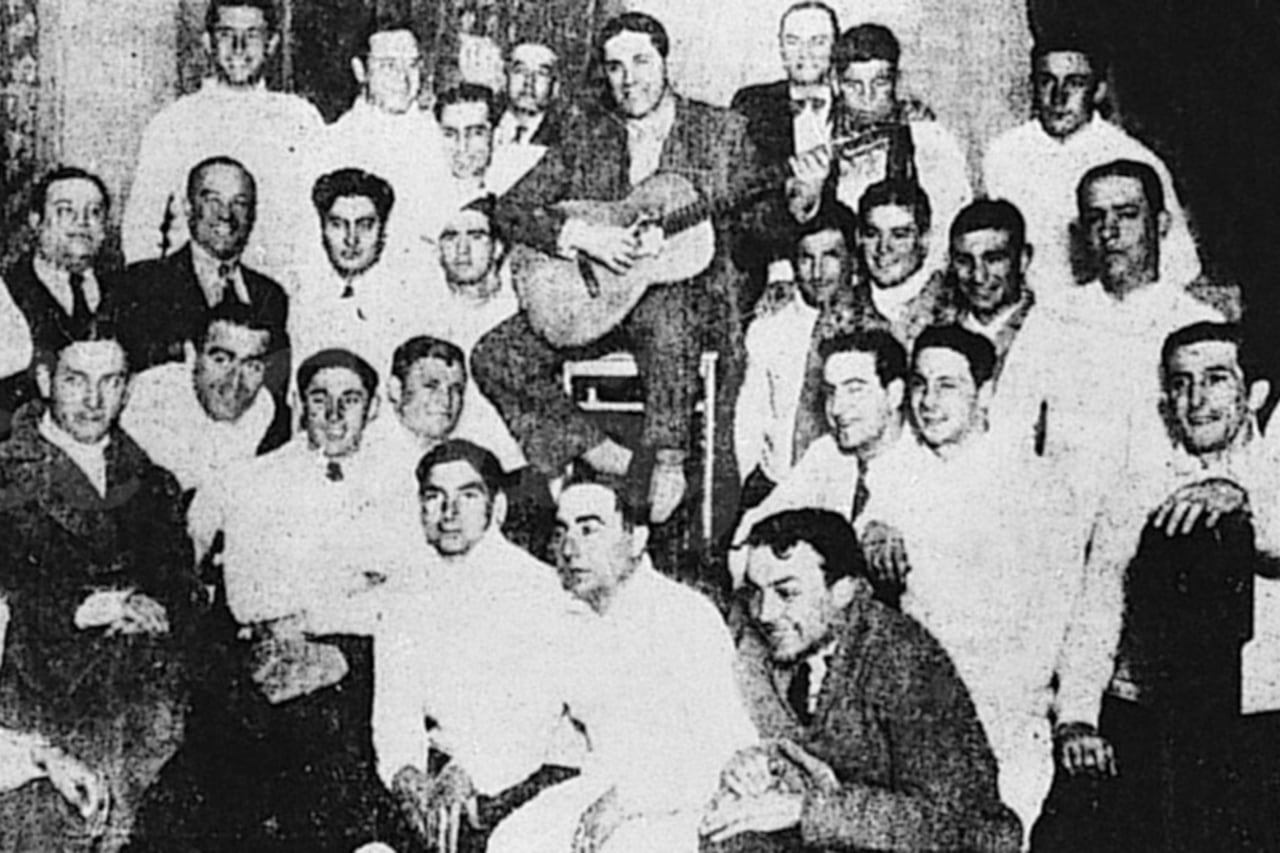 Gardel en el medio del plantel que fue subcampeón mundial.