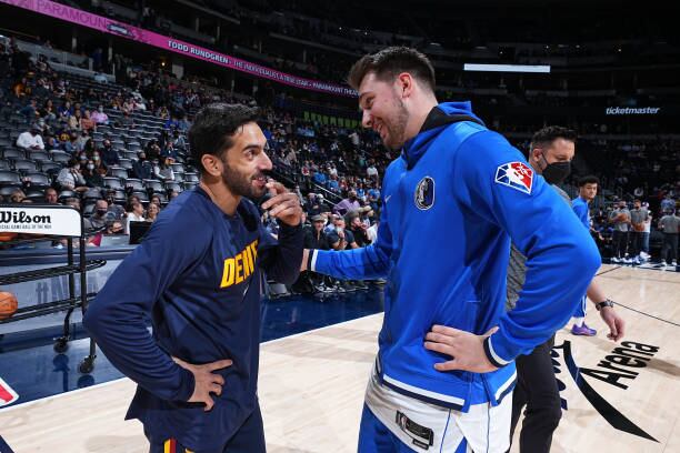 Facundo Campazzo y Luka Doncic durante un Denver-Dallas de 2021