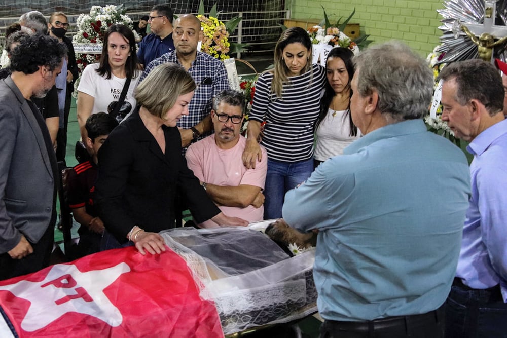 La presidente del PT, Gleisi Hoffmann, en el entierro de Marcelo Arruda en Foz de Iguacu, Paraná.