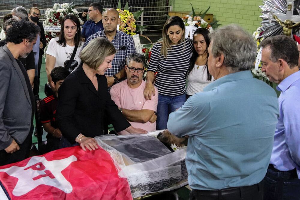 La presidente del PT, Gleisi Hoffmann, en el entierro de Marcelo Arruda en Foz de Iguacu, Paraná.
