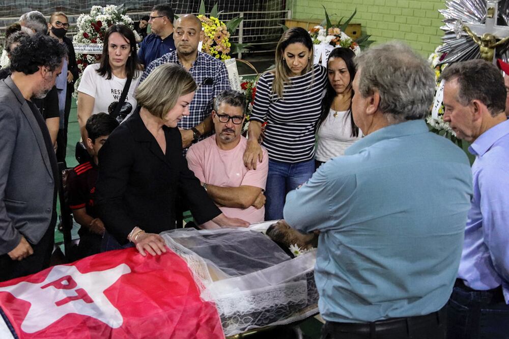 La presidente del PT, Gleisi Hoffmann, en el entierro de Marcelo Arruda en Foz de Iguacu, Paraná.
