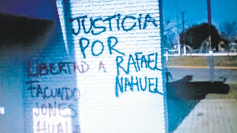 La pintada en una garita, en la ruta 65 de Los Toldos.