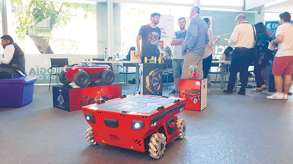 Omni carga hasta 300 kilos y se mueve en forma autónoma durante ocho horas.