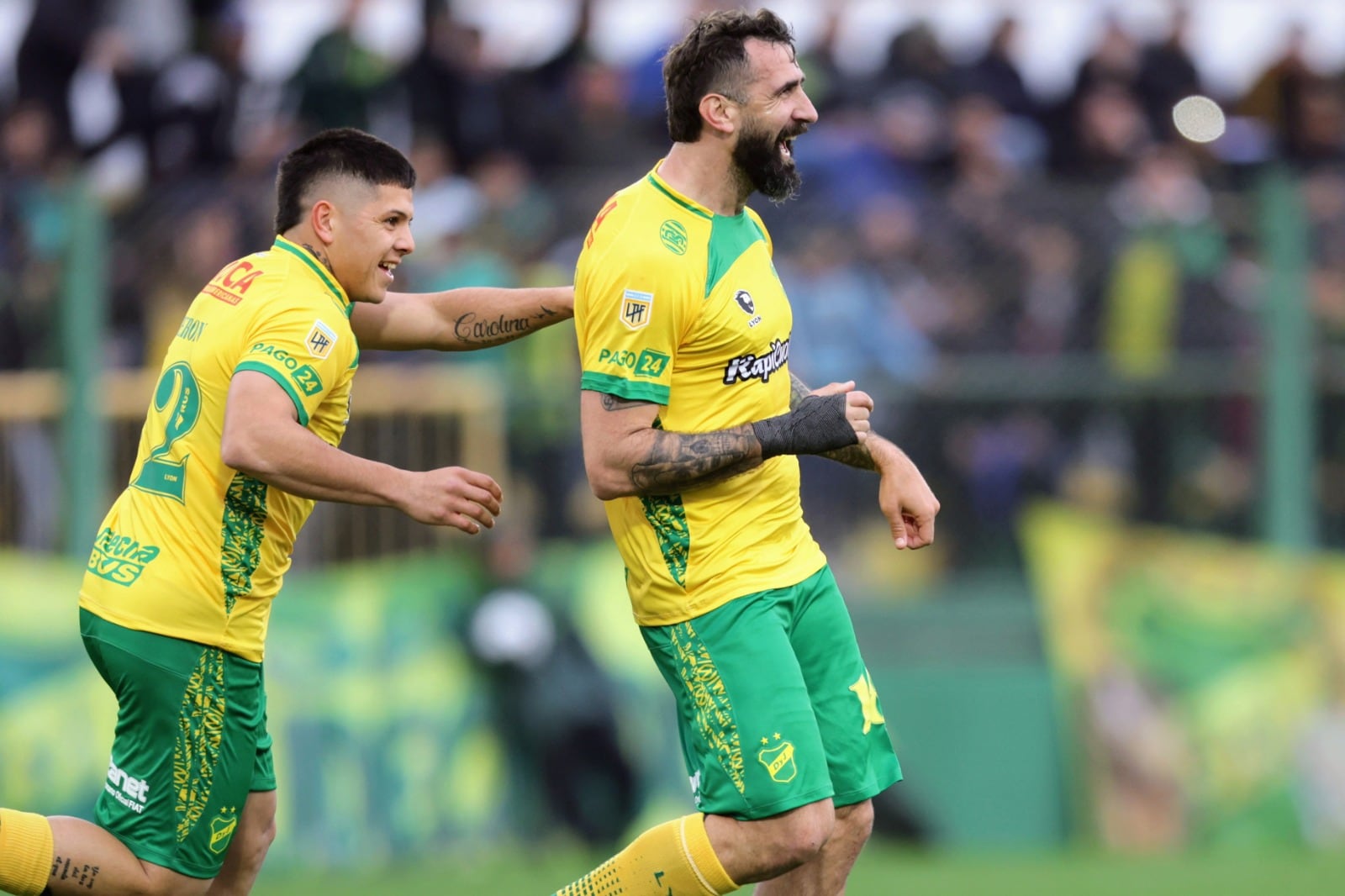 Pratto feseja el primer gol de Defensa