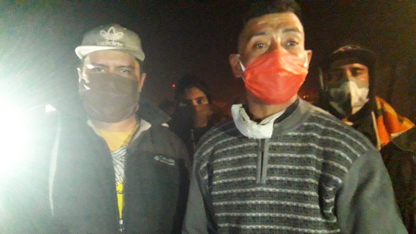 Vecinos de la toma en zona sudeste informando el avance de la Policía 