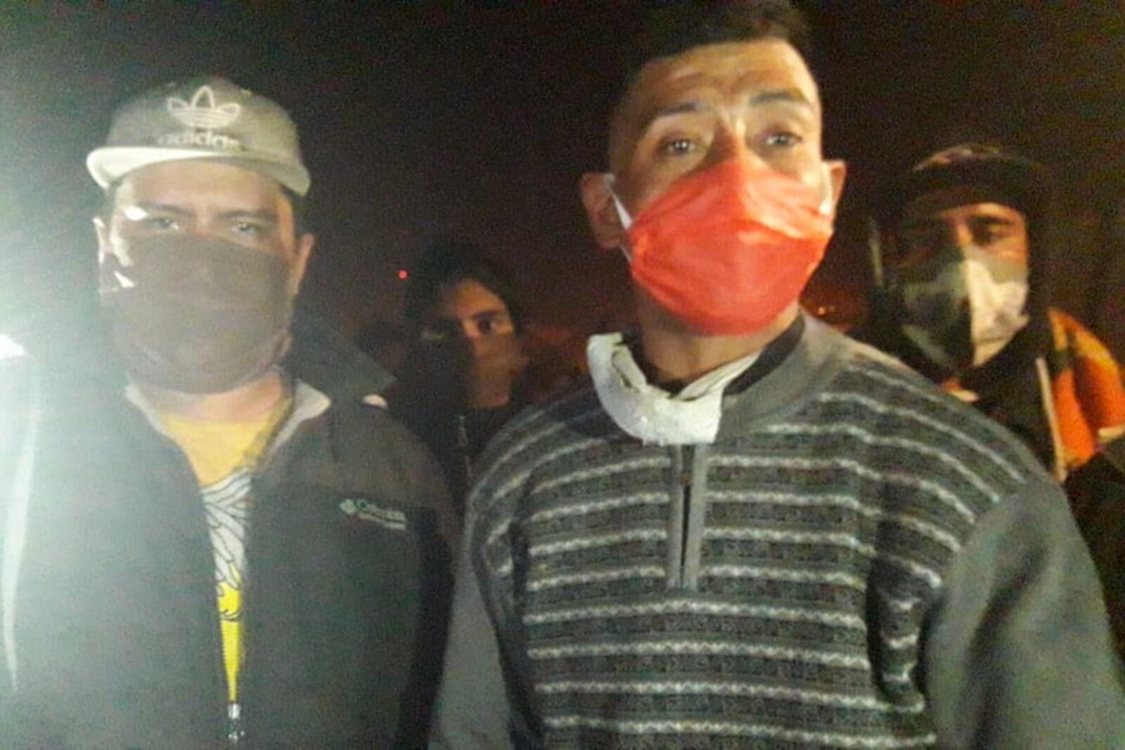 Vecinos de la toma en zona sudeste informando el avance de la Policía