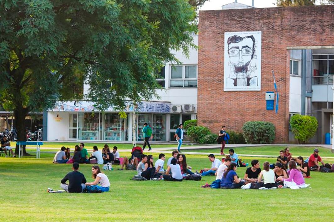 Uno de los propósitos principales de la educación secundaria es la construcción de una ciudadanía participativa, crítica y emancipadora.