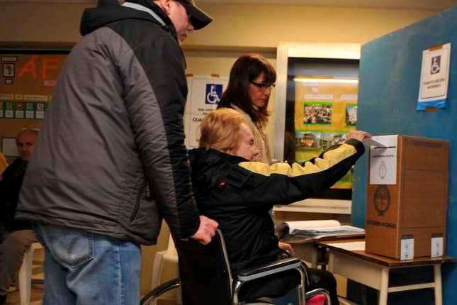 Los cuidadanos que viven con una discapacidad que les impide movilizarse no pueden votar salvo que vayan acompañados.