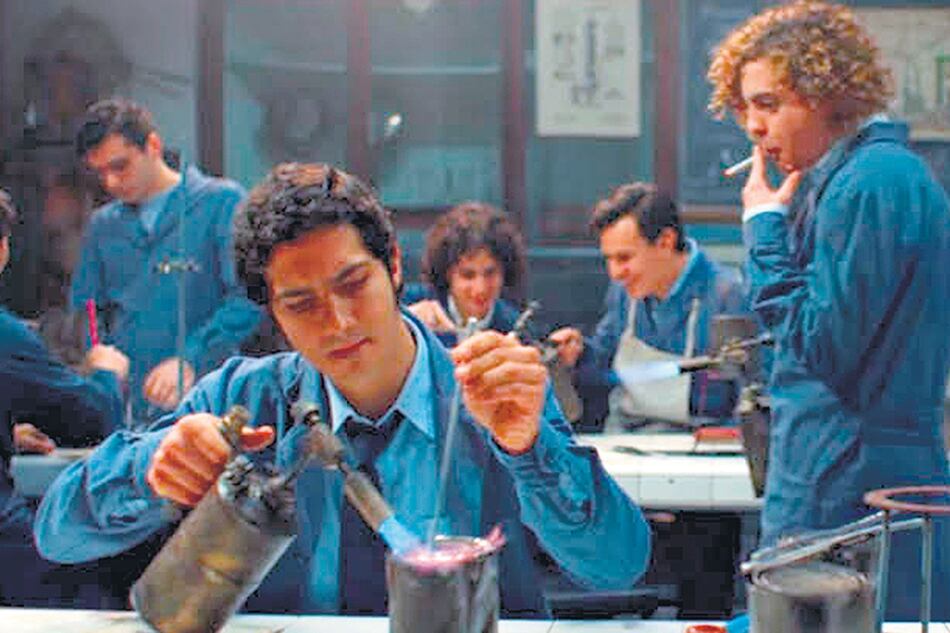 El Angel retrata la historia de Carlos Robledo Puch, el asesino serial más famoso de la Argentina.