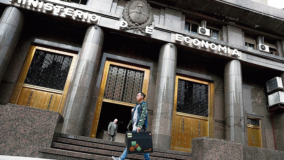 La estrategia oficial es contener la divisa durante la campaña electoral.