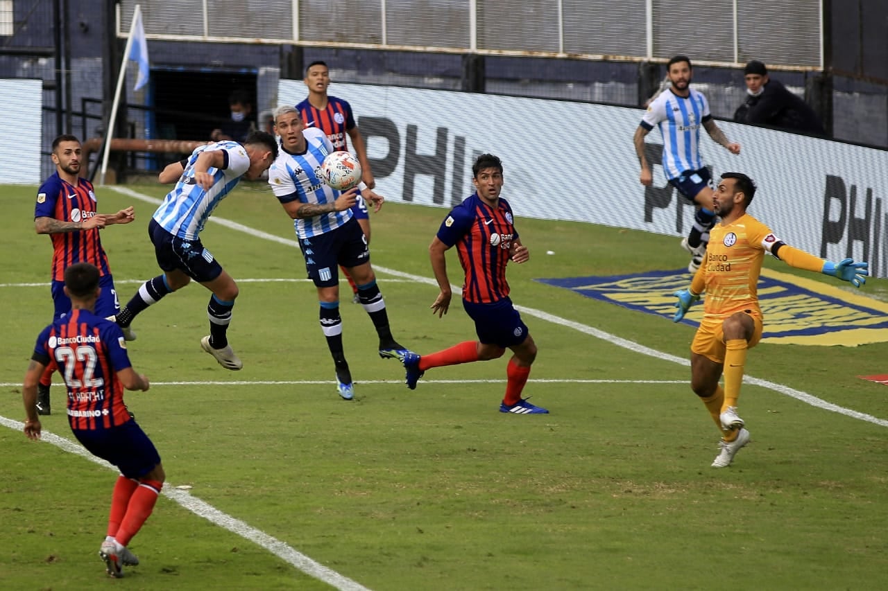Chancalay captura el centro que terminará en el 1-0 de Racing.