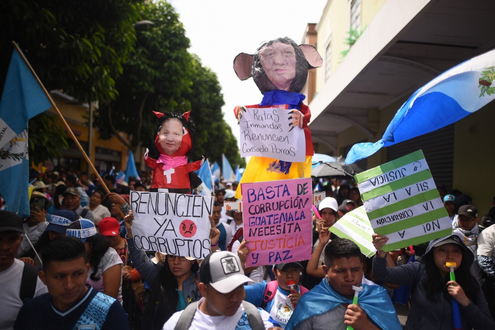 Miles de personas se manifiestan en contra de la corrupción en la Justicia guatemalteca.