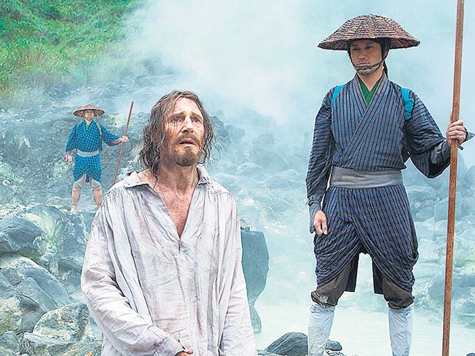 Scorsese narra los pasos hacia la apostasía de un sacerdote europeo en territorio nipón. 