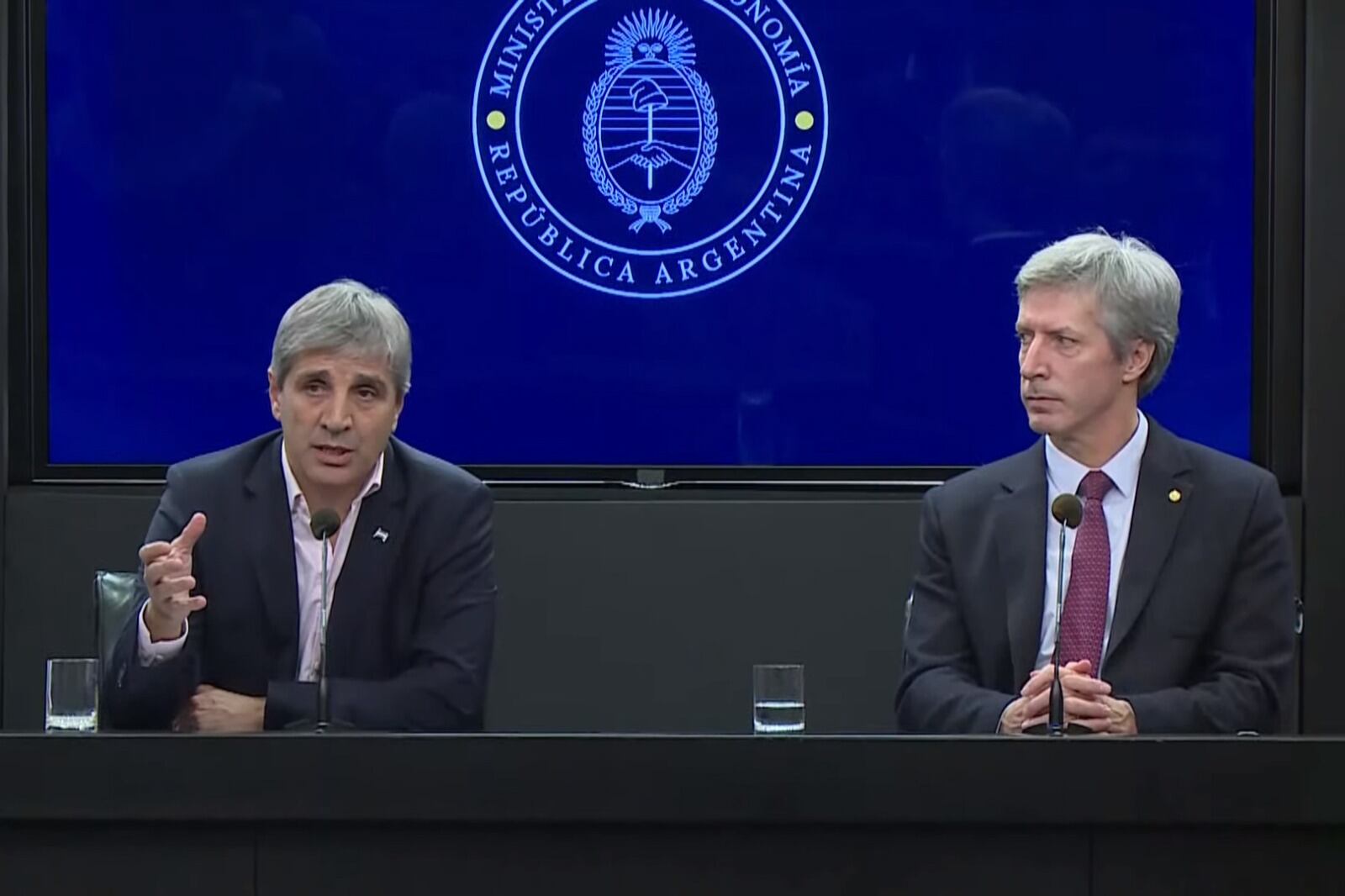 El ministro de economía Luis Caputo junto al presidente del Banco Central, Santiago Bausili