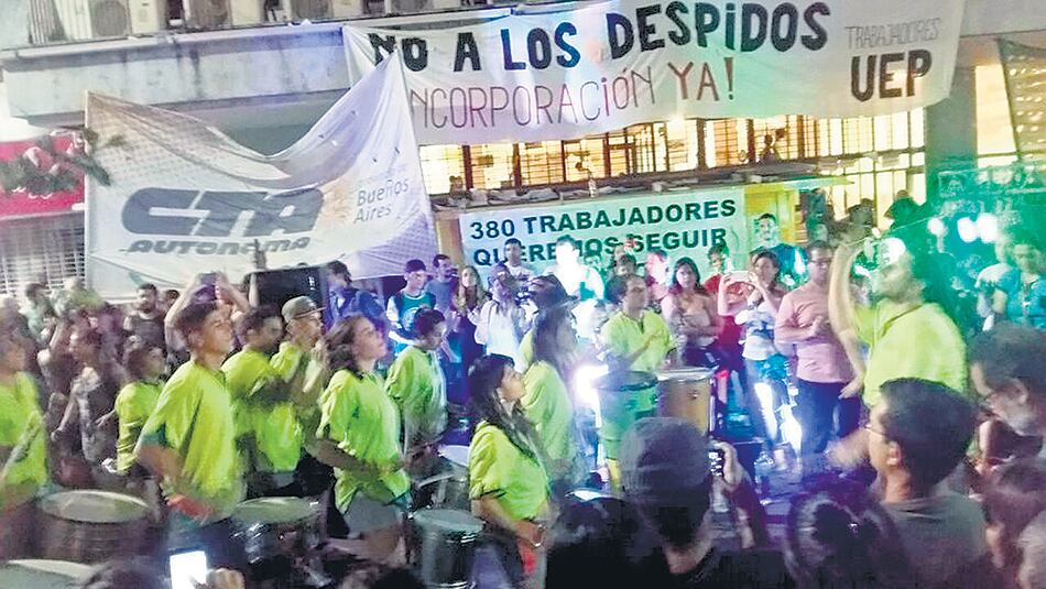 Los trabajadores de la UEP brindaron el 31 en la puerta. Hoy marchan hasta la dirección de Cultura y Educación.