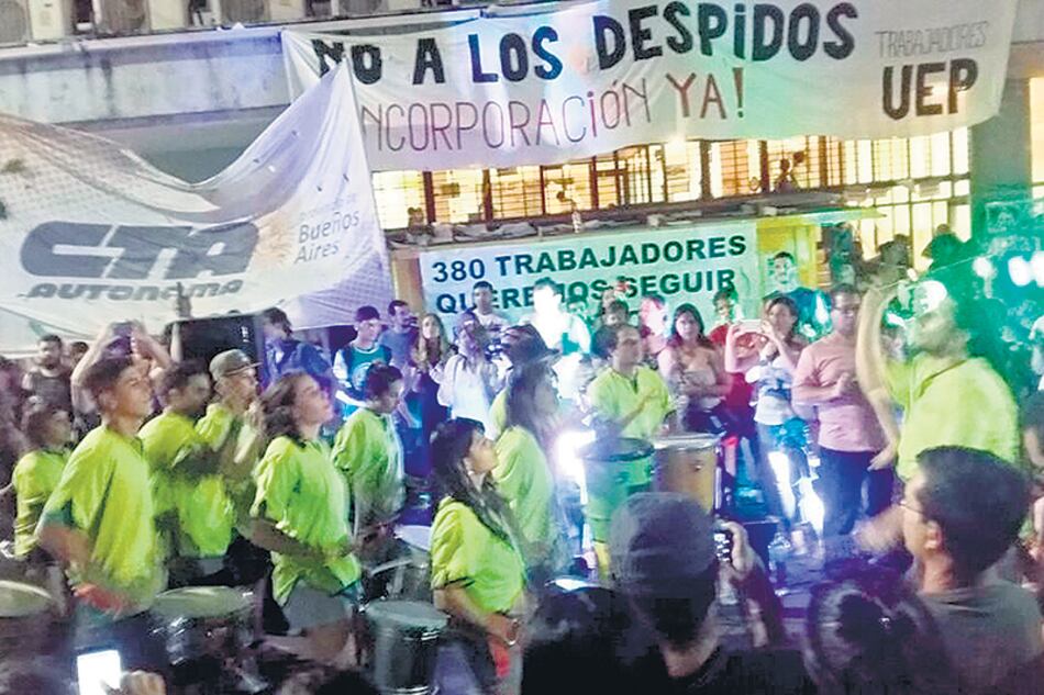 Los trabajadores de la UEP brindaron el 31 en la puerta. Hoy marchan hasta la dirección de Cultura y Educación.