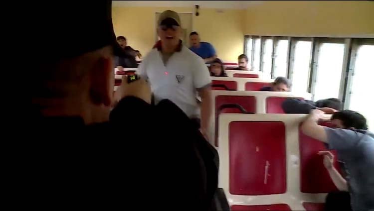 El momento en que reducen al ladrón con una Taser.