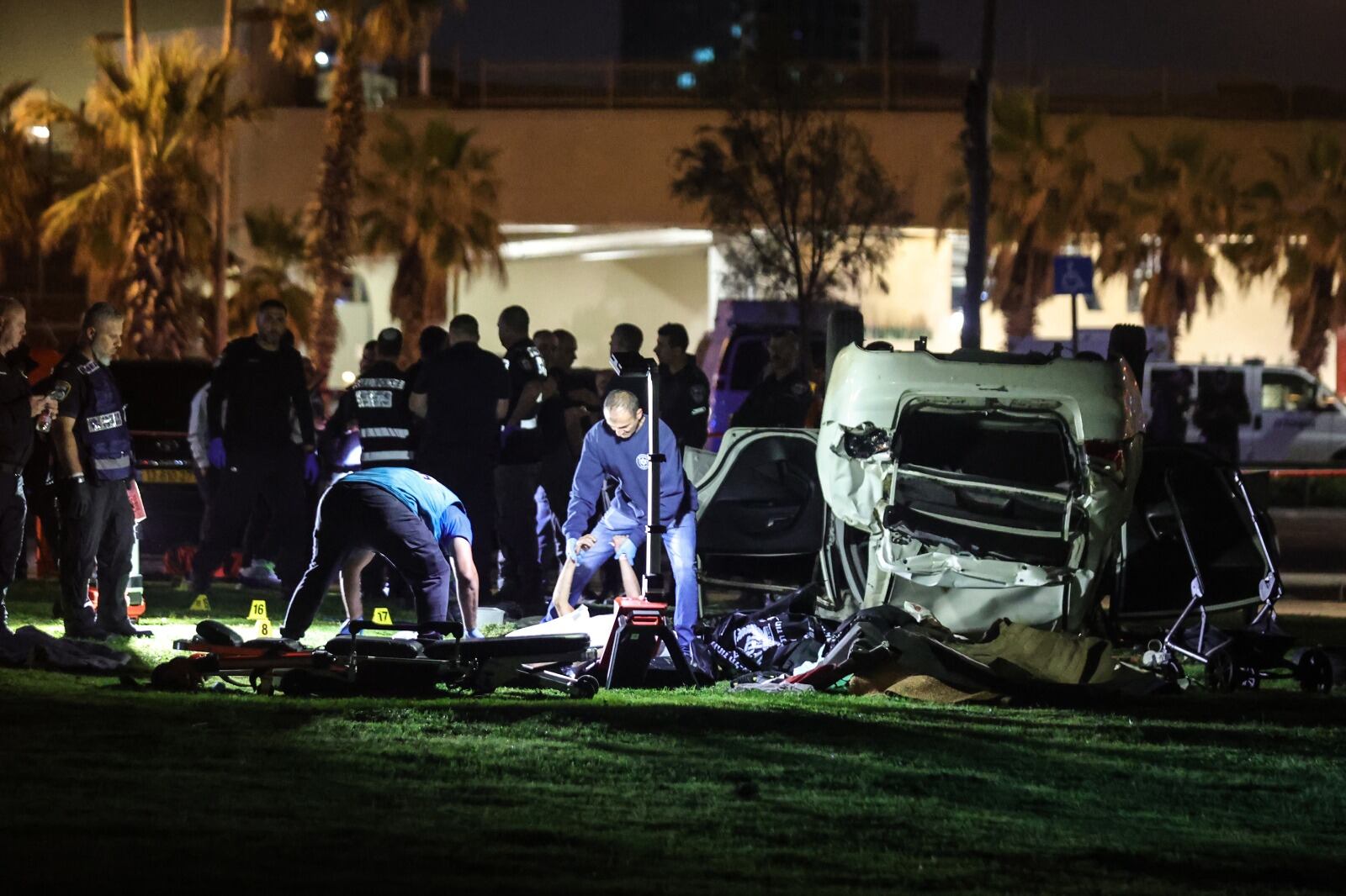 Policías remueven el cadaver de la víctima fatal de atentado en Tel Aviv.
