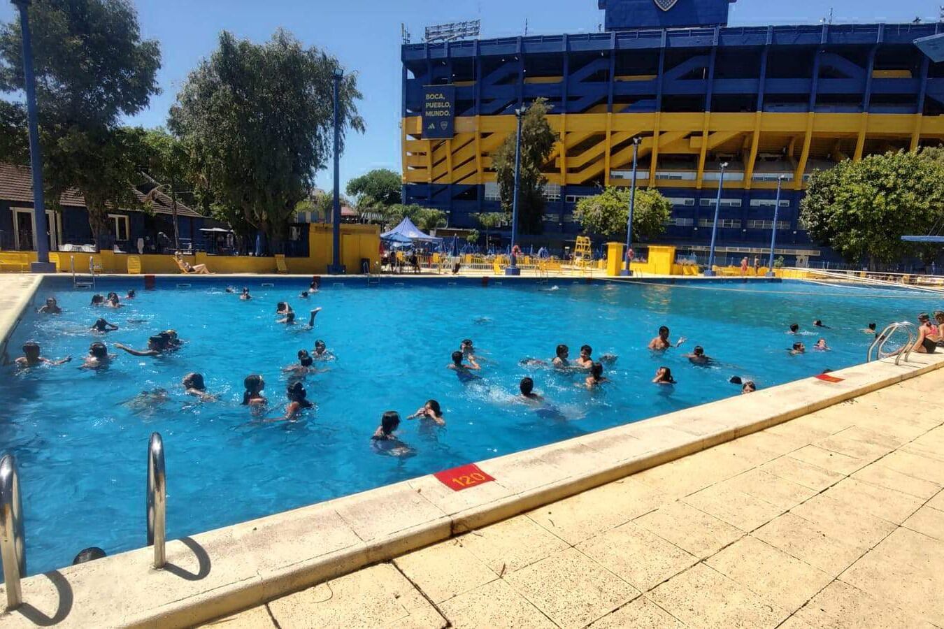 Los chicos en la pileta de Boca con la Bombonera de fondo.