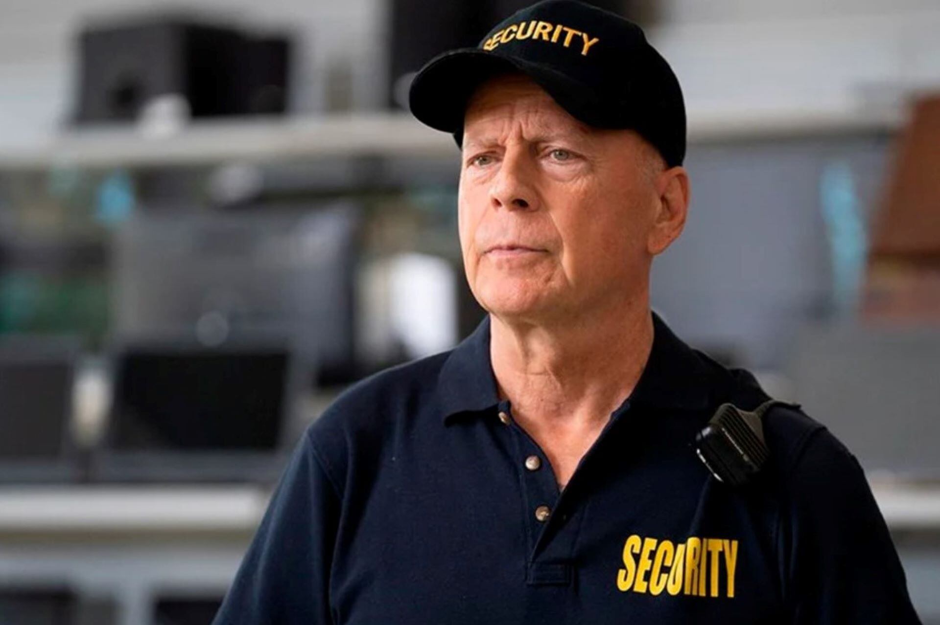 Bruce Willis en su primera aparición actoral después de que le diagnosticaran demencia frontotemporal, una enfermedad que altera sus comportamientos y le genera pérdida de memoria. Imagen: Netflix.