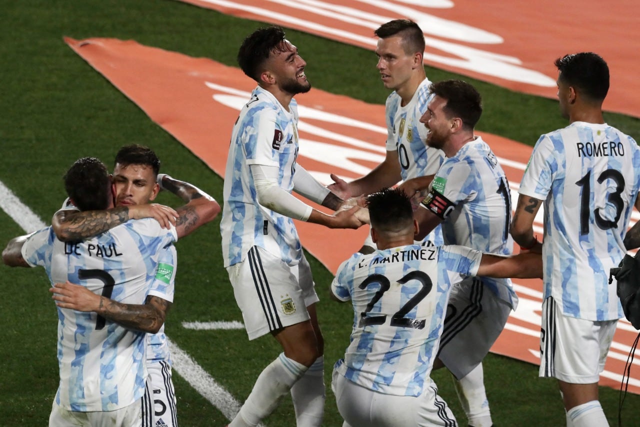 De Paul, Paredes, Nico González, Lo Celso, Lautaro, Messi y Cuti Romero, todos números puestos para Qatar