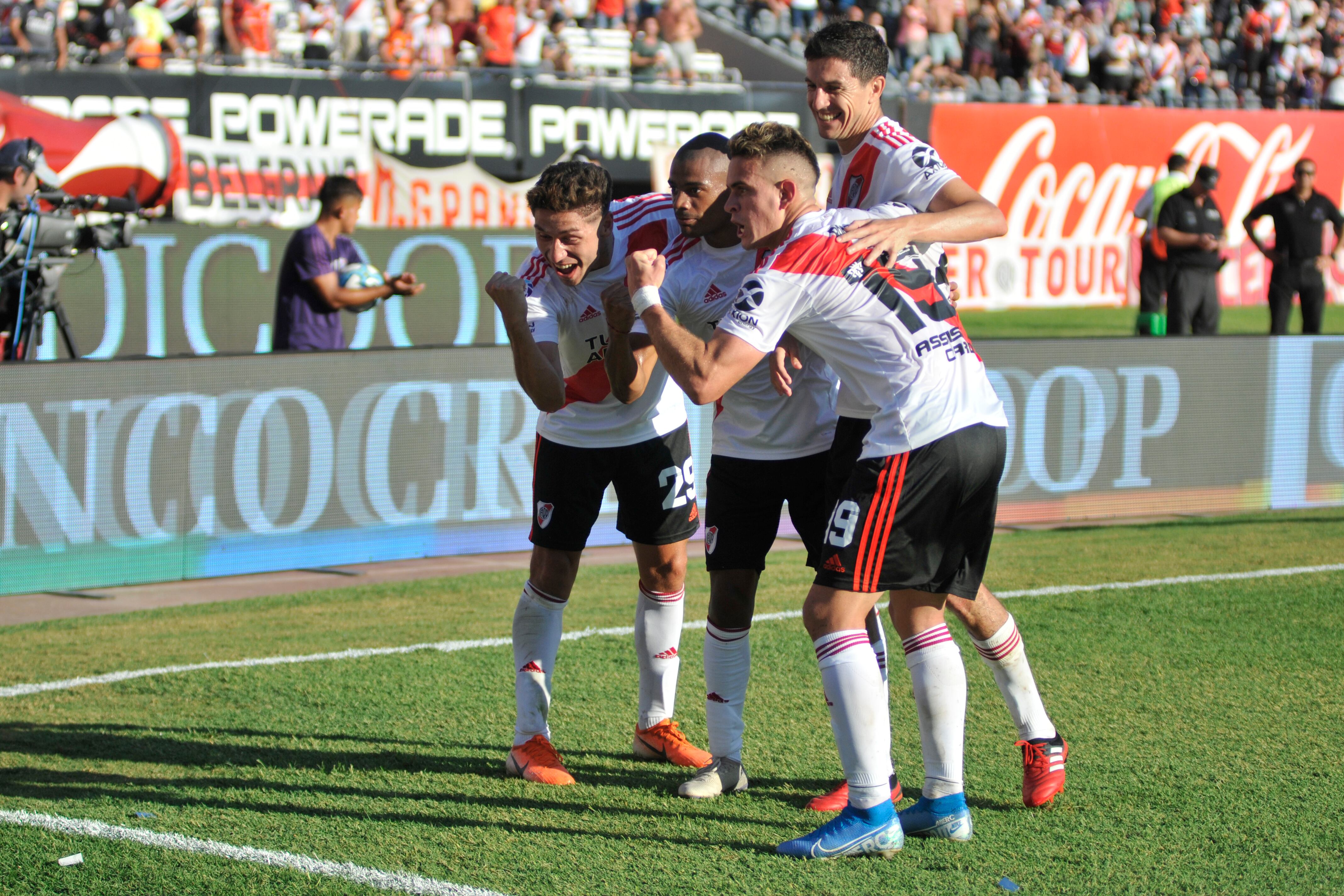 Santos Borré, festeja el primero de River.