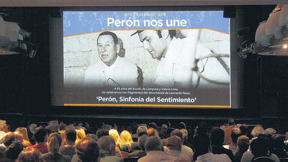 En la pantalla se reprodujeron fragmentos del documental de Favio, Perón, Sinfonía del sentimiento.