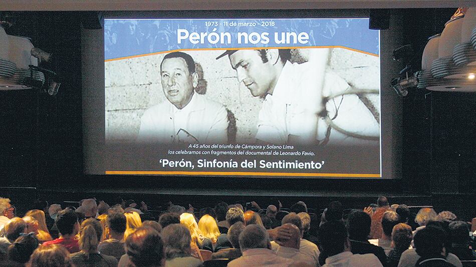 En la pantalla se reprodujeron fragmentos del documental de Favio, Perón, Sinfonía del sentimiento.