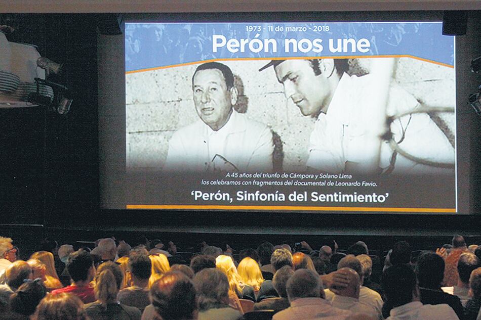 En la pantalla se reprodujeron fragmentos del documental de Favio, Perón, Sinfonía del sentimiento.