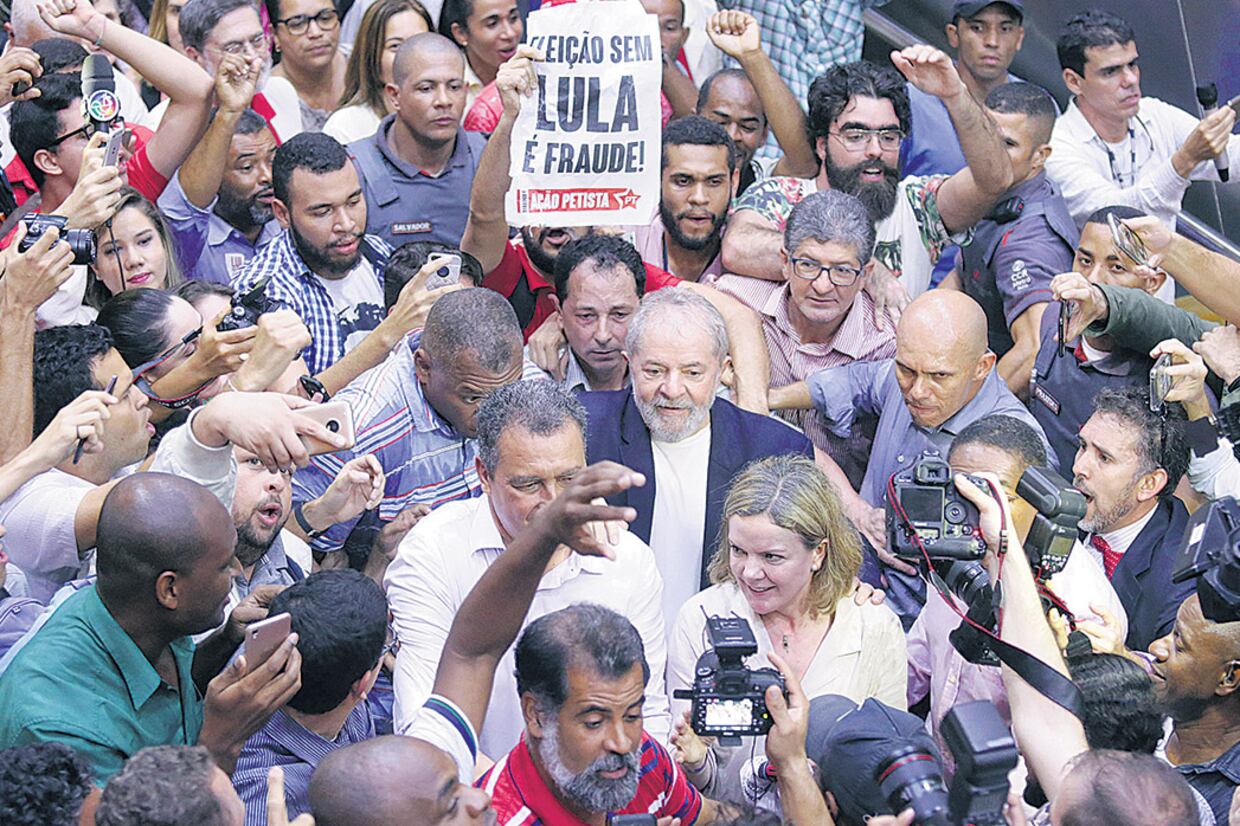 Miles de seguidores rodean a Lula durante una presentación en Salvador, estado de Bahía.