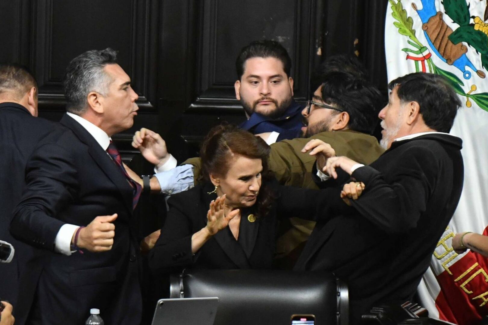 Los congresistas terminaron a golpes mientras se entonaba el himno nacional