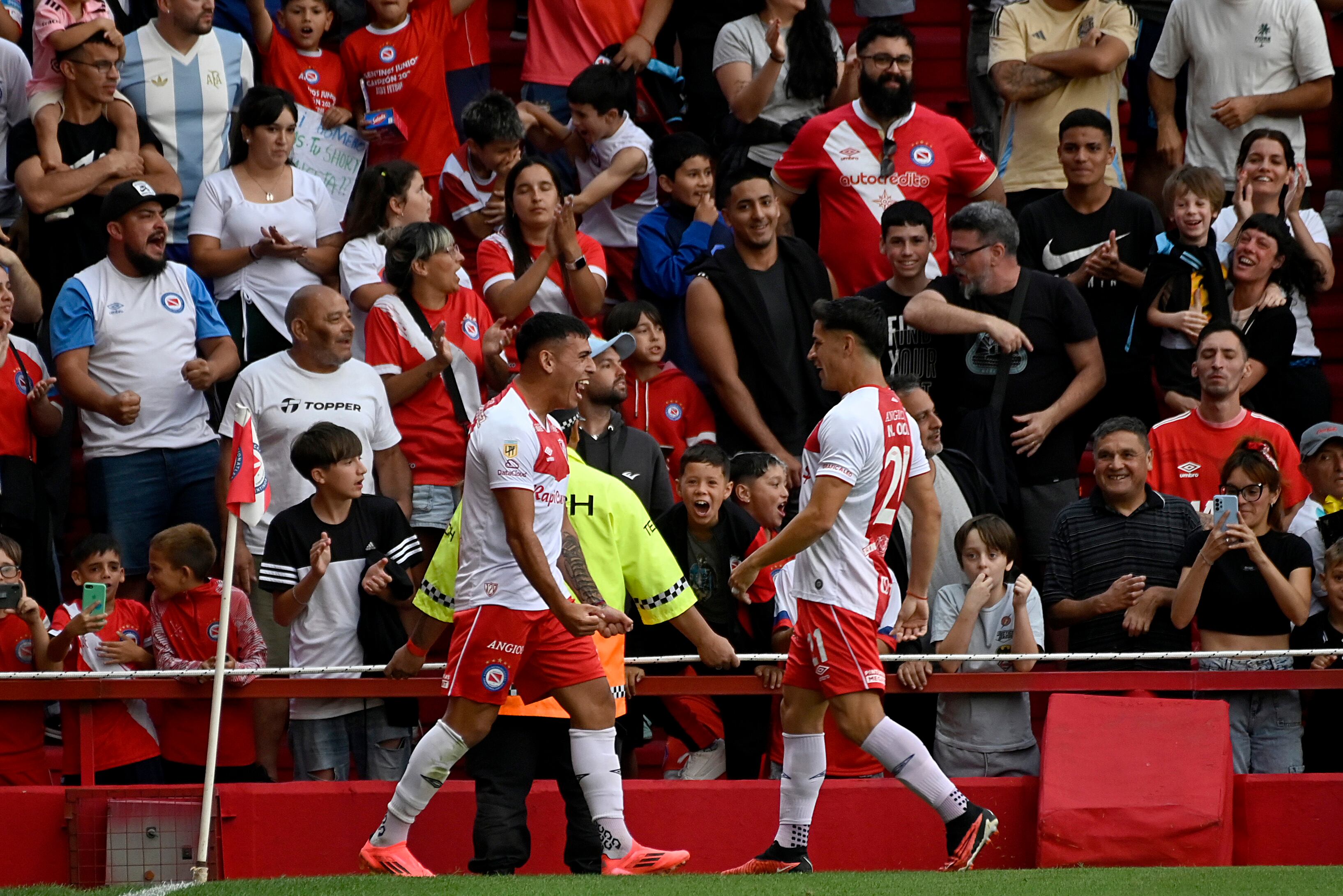 La Paternal celebra el gol en contra del colombiano Romaña