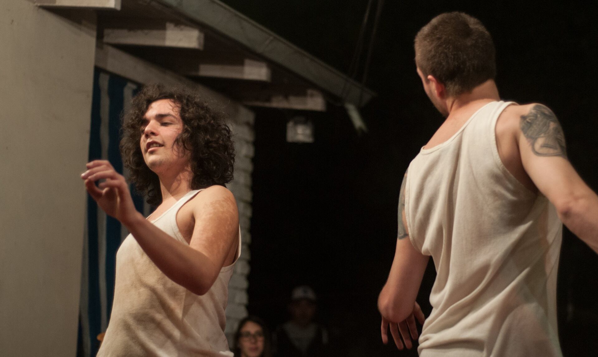 "La obra se apoya en dos actores dignos de la juventud, con mucha energía y convencimiento", destaca Balderrama.