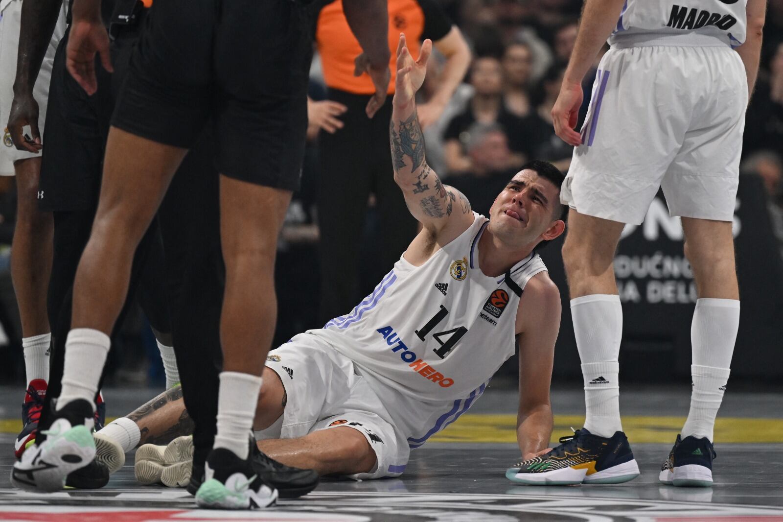 El momento de la lesión de Deck, quien se retiró de la cancha llorando y en muletas.