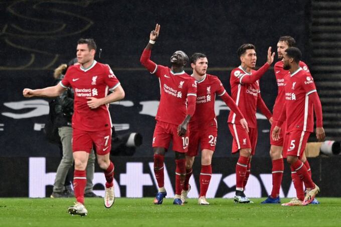 Mané señala el cielo tras convertir el tercero de Liverpool.