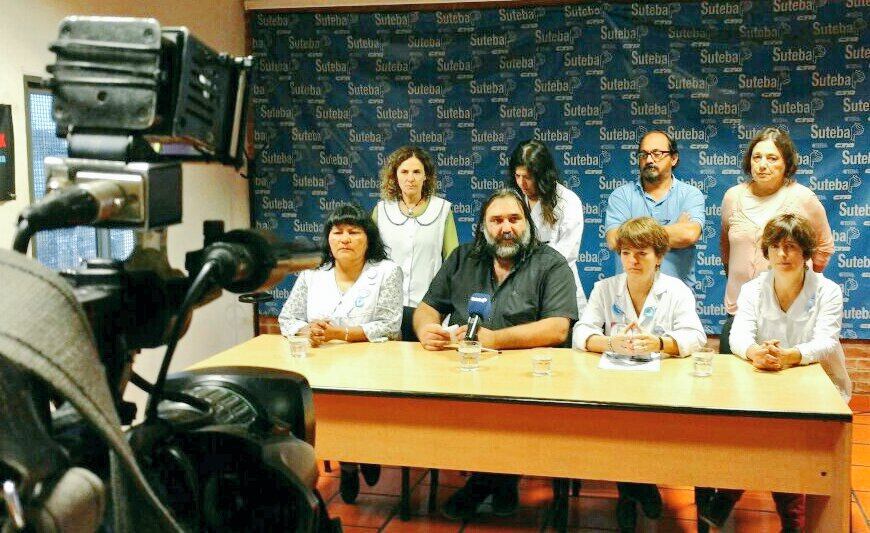 Los gremios docentes bonaerenses anunciaron hoy que el miércoles podrían llamar a un nuevo paro.