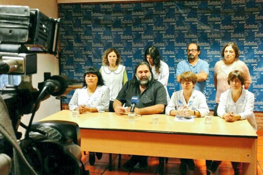 Los gremios docentes bonaerenses anunciaron hoy que el miércoles podrían llamar a un nuevo paro.