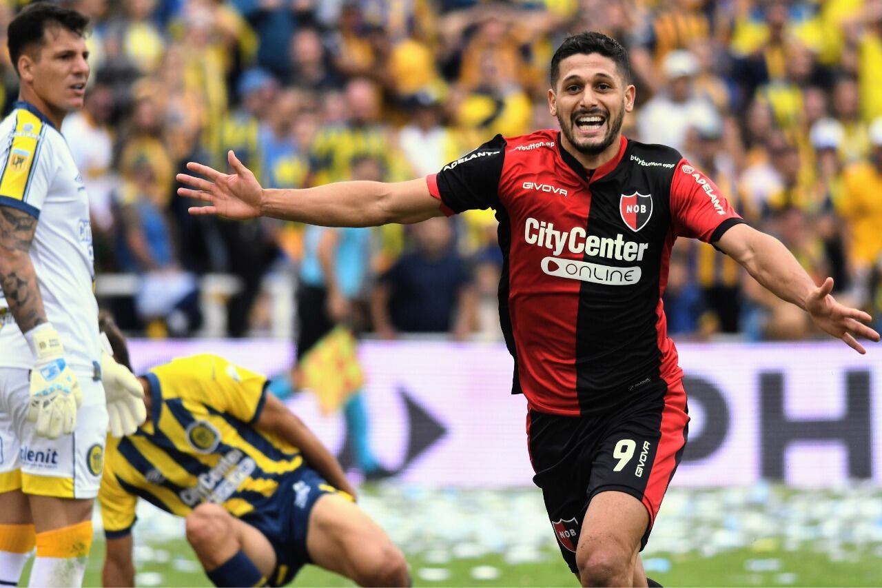 García festeja el gol del triunfo para Newell's. Servio y Central, incrédulos