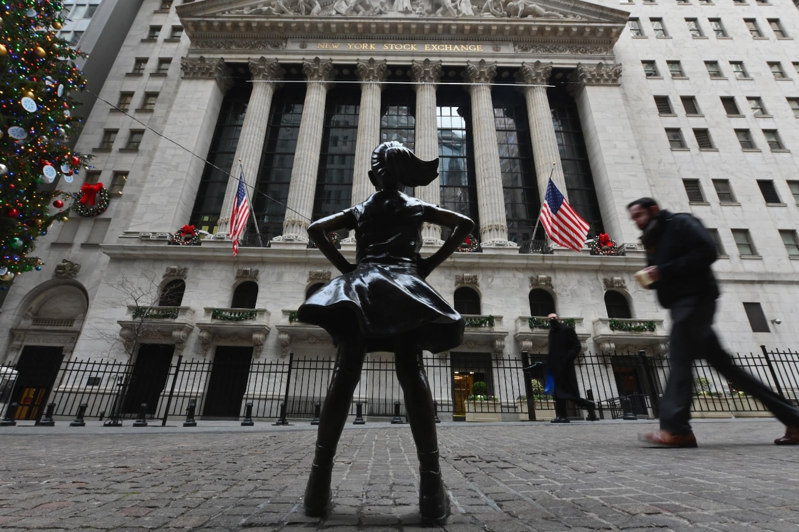 Los agentes financieros de Wall Street están transitando una euforia contenida respecto a las perspectivas del mercado de acciones y bonos de este año.