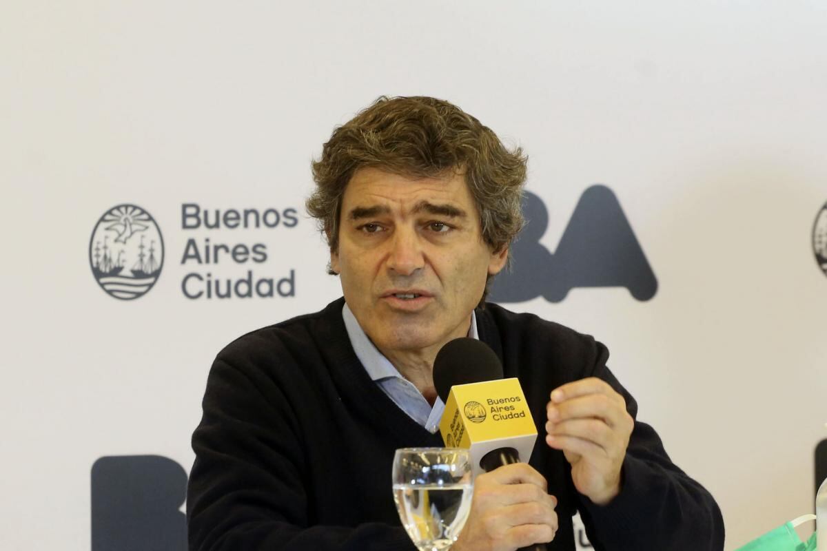 "Hoy esto no encuentra una solución en el mercado, por eso es un debate abstracto", dijo Fernán Quirós sobre la compra de vacunas.